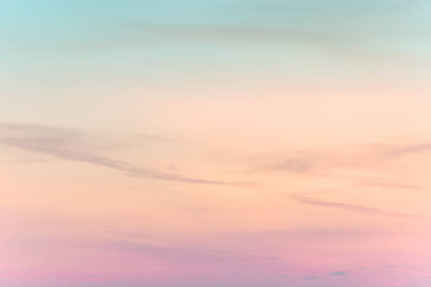 fond de coucher du soleil. ciel avec des nuages doux et flous de couleur pastel.  nuage de gradient sur la station balnéaire. nature. sunrise.  matin paisible. - pastel colored sky ethereal softness photos et images de collection