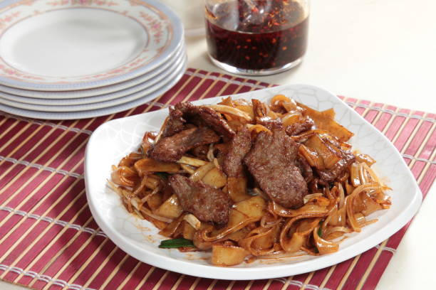 nouilles frites - chopsticks stir fried vegetable beef photos et images de collection