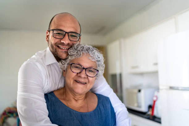 retrato de madre e hijo en casa - grandparent adult smiling looking at camera fotografías e imágenes de stock