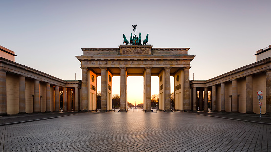 Vista al atardecer de la Puerta de Brandenburgo de Berlín photo
