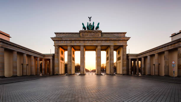 вид на закат бранденбургских ворот в берлине - berlin germany brandenburg gate germany monument стоковые фото и изображения