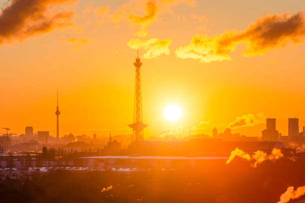 tv 타워와 라디오 타워베를린 일출 도시 경관 - berlin radio tower 뉴스 사진 이미지