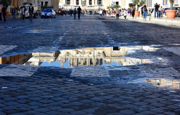 petersdom (vatikanstadt) pfützen reflexion. rom, italien. - blue rain rome italy stock-fotos und bilder