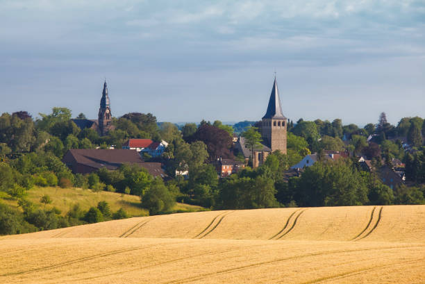 die beiden kirchen wiesnasen von ratingen homberg im sommer - ratingen stock-fotos und bilder