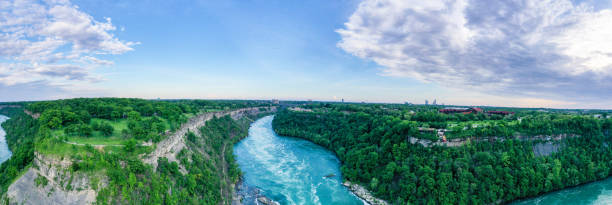 panoramica aerea del fiume niagara e del niagara river recreation trail, ontario, canada - bridal veil falls niagara foto e immagini stock