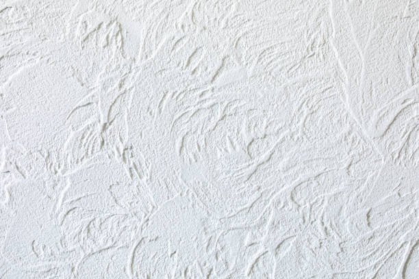 l’arrière-plan du mur blanc surélevé est fini avec du plâtre décoratif. stries abstraites comme des vagues sur un mur de béton. rénovation de conception de vieux logements et de l’immobilier commercial. - abstract textured textured effect real estate photos et images de collection