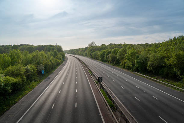 m20 motorway in kent, uk - empty road imagens e fotografias de stock