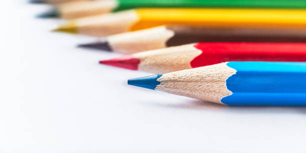 crayons de couleur. crayons bleus, rouges, bruns, jaunes, verts - 5904 photos et images de collection