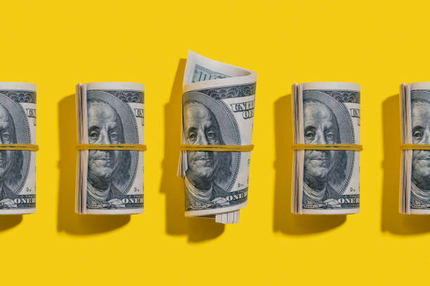 le dollar américain roule à plat se trouvait sur le fond jaune - knolling concept photos et images de collection