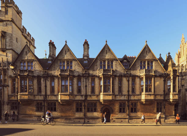 high street in the city centre, oxford, england - hertford college imagens e fotografias de stock