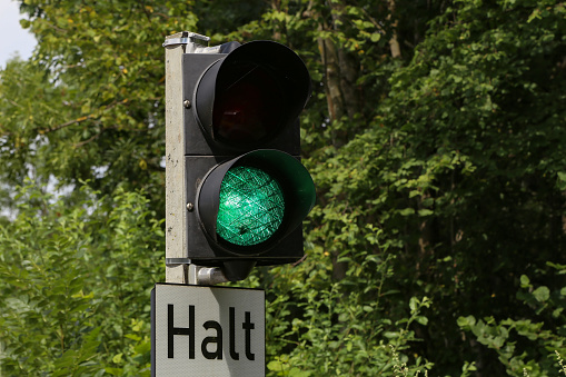 Green traffic light / Text in German: Stop