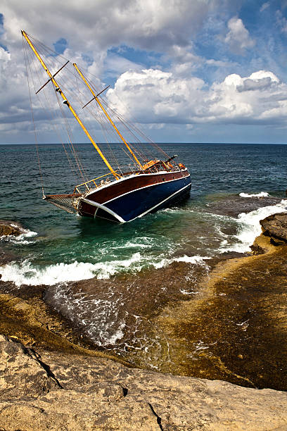 좌초된 - sailing ship shipping beached industrial ship 뉴스 사진 이미지