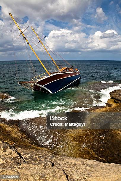 Beached - zdjęcia stockowe i więcej obrazów Jacht - Jacht, Nieszczęście, Awaria samochodu