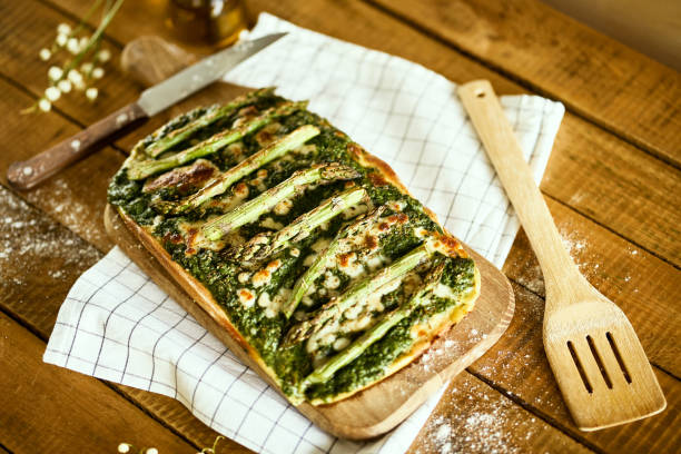 homemade pizza with asparagus and spinach on a rustic wooden table - fochaccia imagens e fotografias de stock