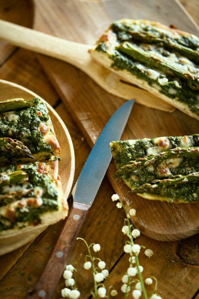 homemade pizza with asparagus and spinach on a rustic wooden table - fochaccia imagens e fotografias de stock