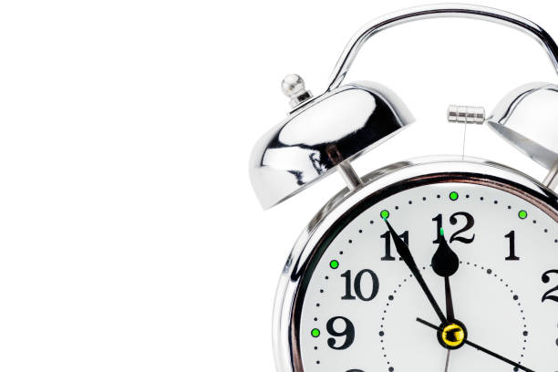 concepto de tiempo reloj despertador de la foto en estilo retro sobre un fondo blanco aislado - number alarm clock clock hand old fashioned fotografías e imágenes de stock