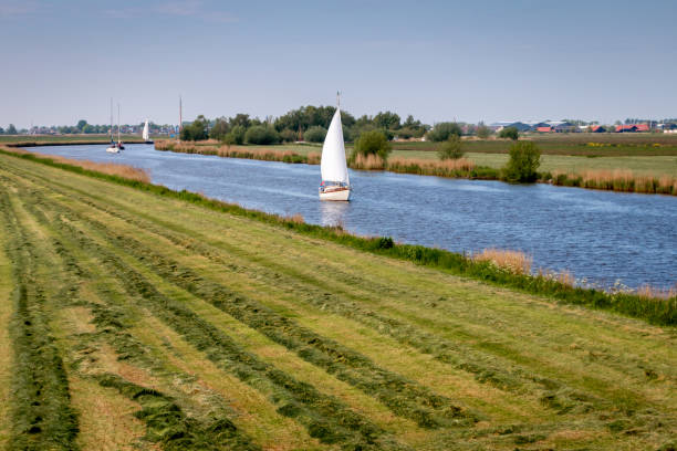 os países baixos um país molhado cheio de valas e canais - friesland - fotografias e filmes do acervo