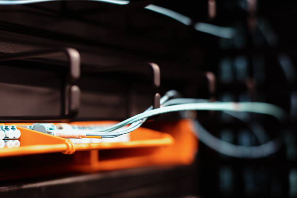 データセンターネットワークパッチパネルの光ファイバケーブルとコネクタ - messy network server cable computer ストックフォトと画像