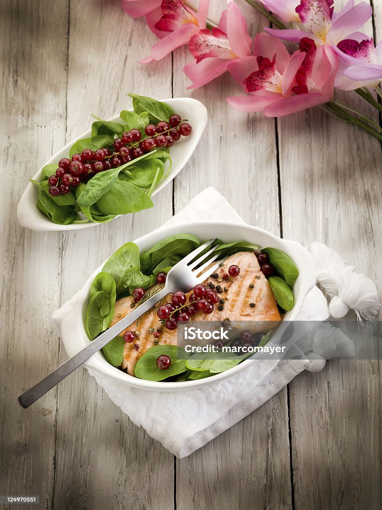Gegrillter Lachs mit roten Johannisbeeren und frischem Spinat-Salat - Lizenzfrei Essgeschirr Stock-Foto