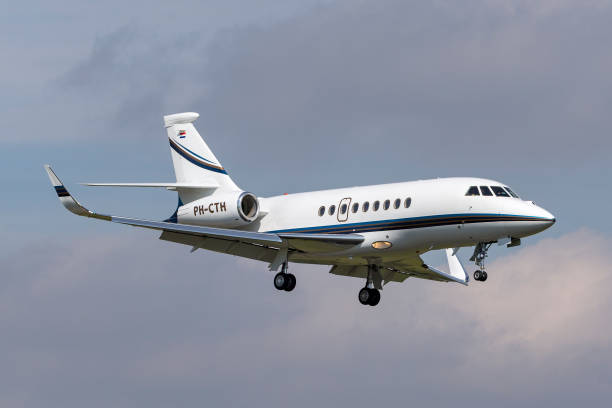 dassault falcon 2000lx при подходе к земле в аэропорту фарнборо. - falcon стоковые фото и изображения