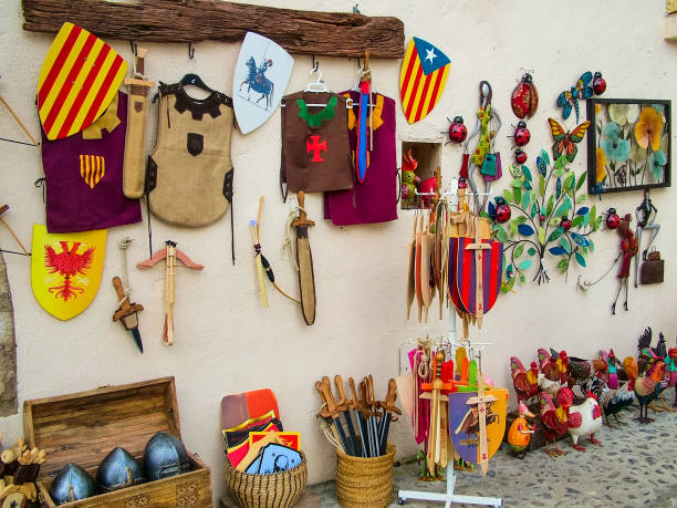 lembranças na rua da antiga cidade de besalu, na espanha - medieval market - fotografias e filmes do acervo