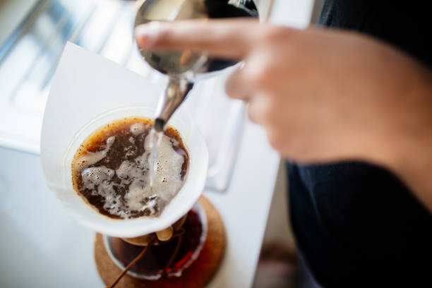 café de brassage d’adolescent à la maison - pouring coffee human hand cup photos et images de collection