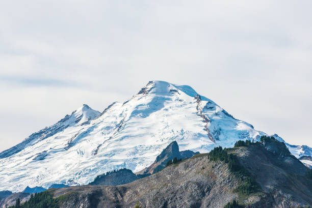 vista panorâmica do topo do monte baker, coberta de neve, washington, eua. - montanha shuksan - fotografias e filmes do acervo