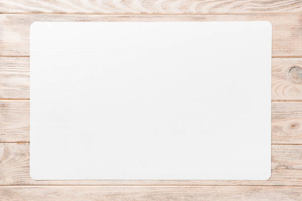 vue supérieure de la serviette blanche de table sur le fond en bois. placez le tapis avec l’espace vide pour votre conception - set photos et images de collection