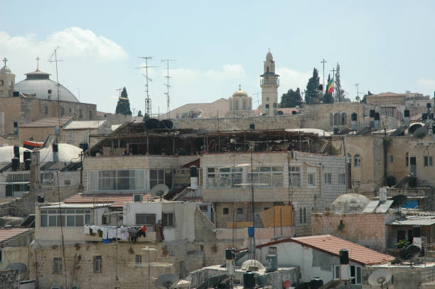 вид на дома на крыше старого города иерусалима. - jerusalem old city israel wall castle стоковые фото и изображения