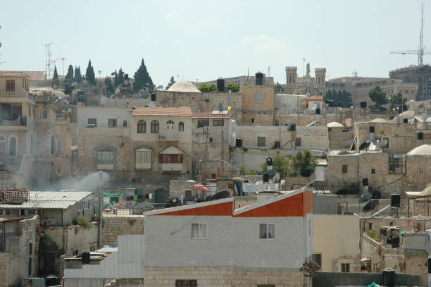 вид на дома на крыше старого города иерусалима. - jerusalem old city israel wall castle стоковые фото и изображения