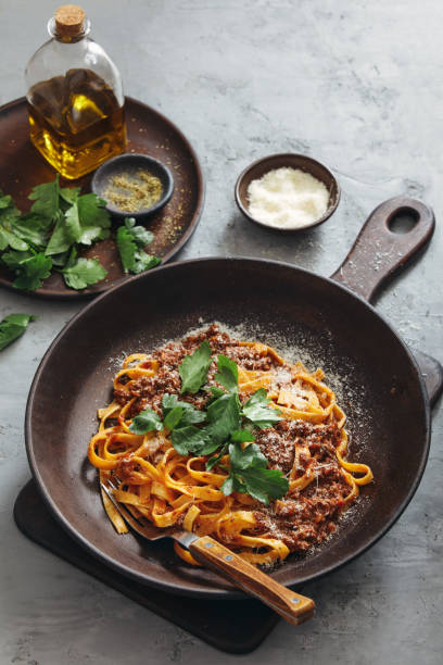 классический тальятелле с соусом болоньезе - dishware pasta tagliatelle beef стоковые фото и изображения