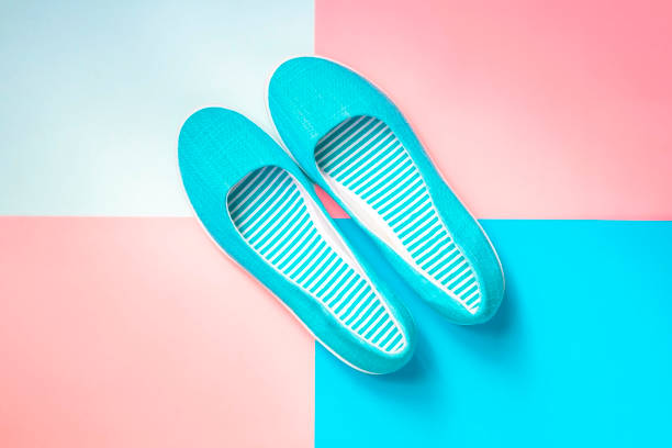 Casual summer footwear on pink and blue background. Women or teenage fashion, blue slipons. Urban shoes: flats, slip-on, sneaker. Flat lay, top view, copy space for text. Shopping and sale concept. calzado casual de verano sobre fondo rosa y azul. moda femenina o adolescente, zapatos azules. zapatos urbanos: zapatos planos, sin cordones, zapatillas. plano, vista superior, espacio de copia para el texto. concepto de compras y venta.