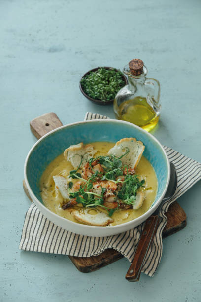 blender mais und split erbse chowder mit garnelen und microgreens - yellow split pea soup stock-fotos und bilder