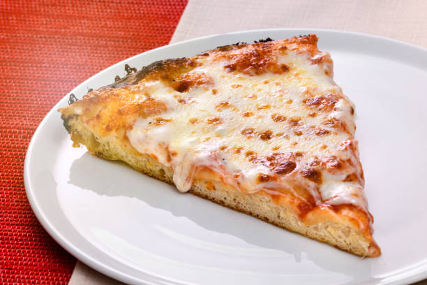 fetta di pizza tradizionale margherita italiana - pizza margherita foto e immagini stock