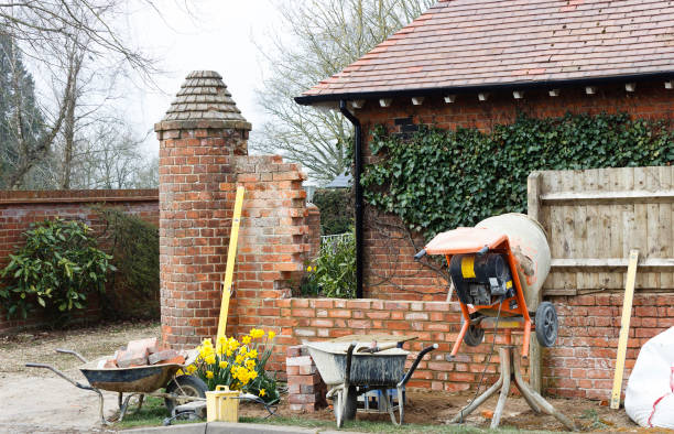 travaux de construction, pose de briques, mur de jardin de contruction, royaume-uni - building exterior built structure uk construction photos et images de collection