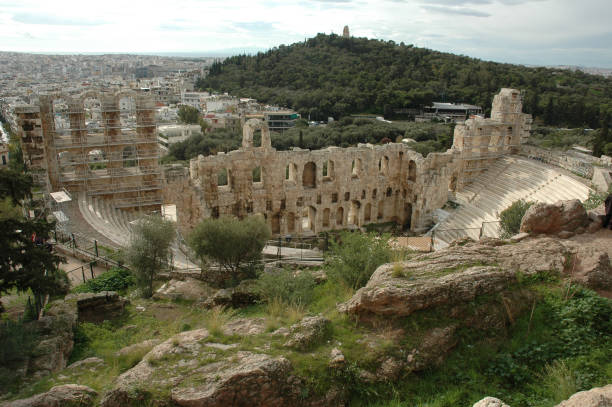 아크로폴리스의 남서쪽 경사면에 위치한 돌 로마 극장 구조인 헤로데스 아티커스(herodes atticus)의 오데온. - herodes atticus 뉴스 사진 이미지