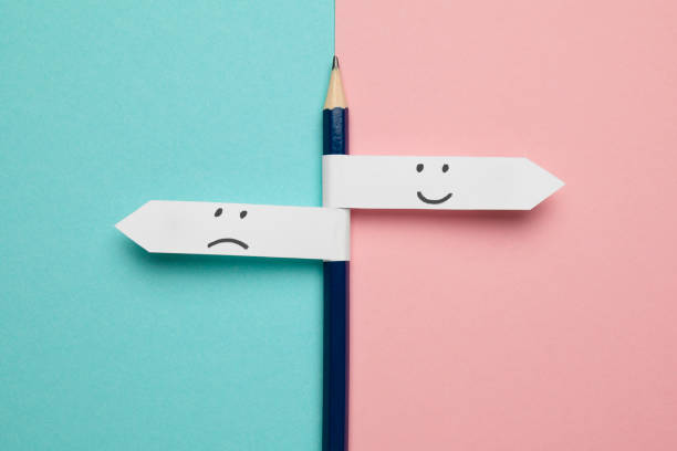 карандаш - индикатор направления - выбор грустного или счастливого настроения - pessimistic стоковые фото и изображения
