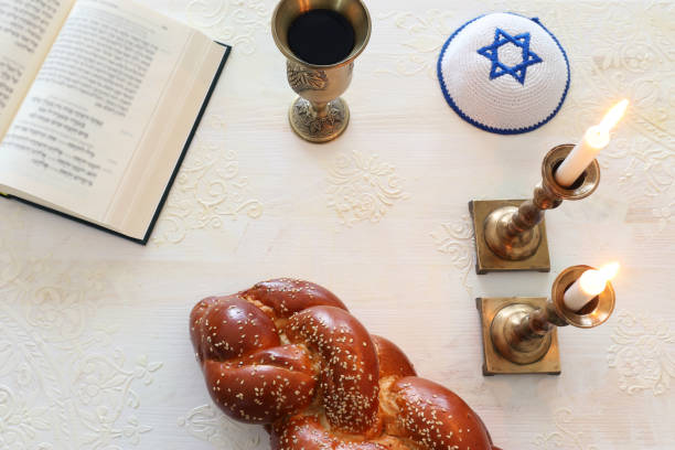 image de shabbat. pain challah, vin de shabbat et bougies. vue supérieure - challah jewish sabbath photography candle photos et images de collection