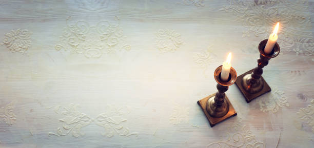 dwa świeczniki szabatowe z płonącymi świecami nad drewnianym stołem. widok z góry - sabbath day obrazy zdjęcia i obrazy z banku zdjęć