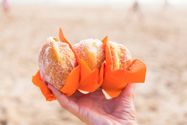 bolas de berlim: massa frita portuguesa coberta de açúcar, sobremesa típica - family germany baking berlin germany - fotografias e filmes do acervo