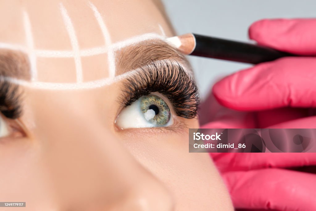 Mujer Con Tatuaje De Maquillaje Permanente En Sus Cejas Esteticista De Primer Plano Haciendo Tatuajes De Cejas Ojos Verdes De Cerca Maquillaje Profesional Y Cuidado Profesional De La Piel Foto de stock Mujer Con Tatuaje De Maquillaje Permanente En Sus Cejas Esteticista De Primer Plano Haciendo Tatuajes De Cejas Ojos Verdes De Cerca Maquillaje Profesional Y Cuidado Profesional De La Piel Foto de stock