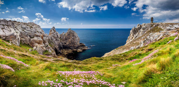 Panorama of Pointe du Pen-Hir with World War Two monument to the Bretons of Free France on the Crozon peninsula, Finistere department, Camaret-sur-Mer, Parc naturel regional d'Armorique. Brittany (Bretagne), France. panorama de pointe du pen-hir con monumento a la segunda guerra mundial a los bretones de la francia libre en la península de crozon, departamento de finistere, camaret-sur-mer, parque natural regional armorique. bretaña (gran bretaña), francia.