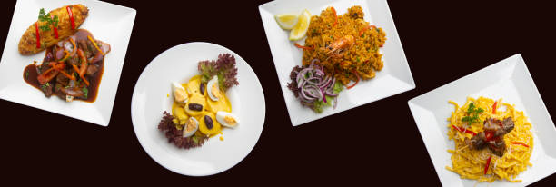 comida típica peruana vista desde arriba sobre fondo marrón oscuro. - patata peruana fotografías e imágenes de stock