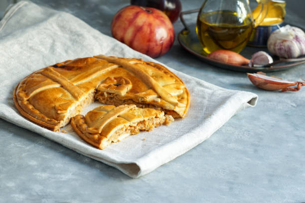 empanada de atun gallega es un tipo de rotación horneada o frita compuesta por pastelería y relleno, común en américa latina y españa, galicia - vertebrate european cuisine seafood saltwater fish fotografías e imágenes de stock