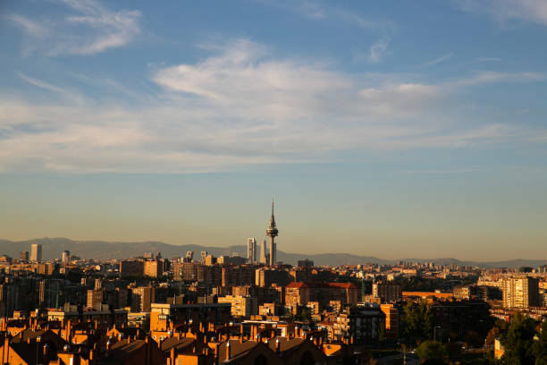 vue panoramique de la ville de madrid, capitale de l’espagne. pollution visible dans l’air au-dessus des bâtiments et des maisons de la ville. changement climatique et contexte d’urgence environnementale - smog city pollution town photos et images de collection