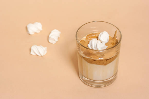 マシュマロとパステルの背景にミルクと透明なガラスでダルゴンコーヒー - milk shake coffee latté cold ストックフォトと画像