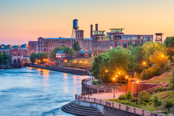 columbus, georgia, ee.uu. horizonte del centro de la ciudad en el río chattahoochee - columbus park fotografías e imágenes de stock