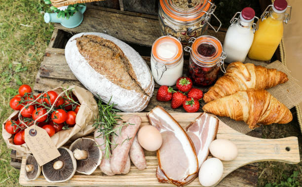frühstück picknick - glamping - tea sausage stock-fotos und bilder