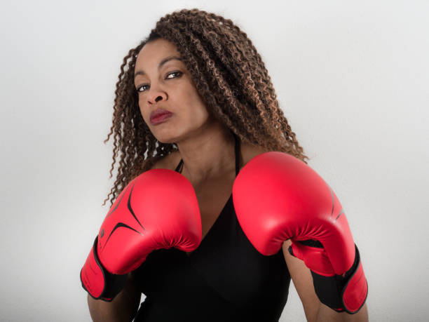 femme afro-américaine utilisant des gants rouges de boxe - disgust women african ethnicity human face photos et images de collection