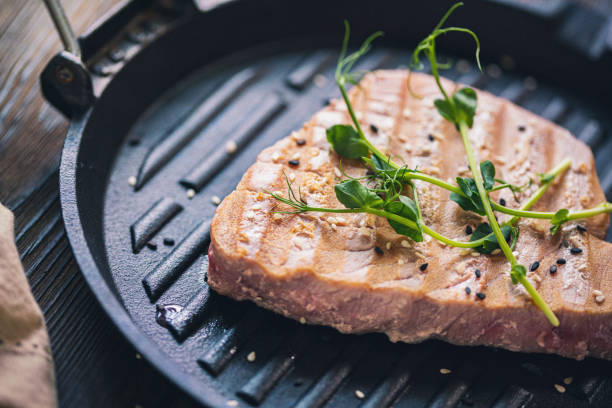 steak de thon grillé - vitamin d salmon prepared fish cooked photos et images de collection